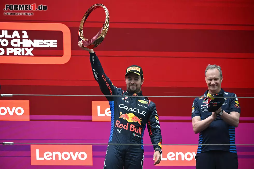 Sergio Perez (Redaktion: 3) - Das sehen wir auch so. Kein schlechtes Wochenende, aber wenn man bedenkt, wie dominant der Teamkollege in Sprint und Rennen war, dann hätte Perez eigentlich jeweils Zweiter werden sollen. Das hat er nicht geschafft, daher nur "befriedigend". Foto zur News: Sergio Perez (Redaktion: 3) - Das sehen wir auch so. Kein schlechtes Wochenende, aber wenn man bedenkt, wie dominant der Teamkollege in Sprint und Rennen war, dann hätte Perez eigentlich jeweils Zweiter werden sollen. Das hat er nicht geschafft, daher nur "befriedigend".
