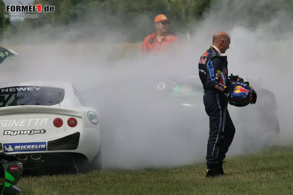 Später im Jahr geht ein Rennauftritt in Snetterton im Ginetta-Cup mächtig schief: Nach einer Kollision muss Newey ins Krankenhaus, wird aber praktisch unverletzt wieder entlassen. Foto zur News: Später im Jahr geht ein Rennauftritt in Snetterton im Ginetta-Cup mächtig schief: Nach einer Kollision muss Newey ins Krankenhaus, wird aber praktisch unverletzt wieder entlassen.