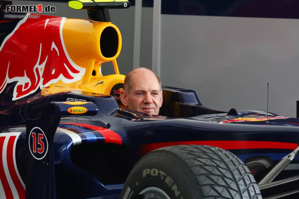 Und ebenfalls 2010 steuert Newey beim Goodwood-Festival eine Eigenkreation: Den RB5, das erste Siegerauto, hat er von Red Bull gekriegt. Foto zur News: Und ebenfalls 2010 steuert Newey beim Goodwood-Festival eine Eigenkreation: Den RB5, das erste Siegerauto, hat er von Red Bull gekriegt.