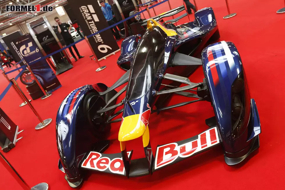 2010 entwirft Newey als Technischer Leiter der Simulation "Gran Turismo" den Red Bull X2010, einen extremen Rennwagen, der zunächst nur virtuell existiert, später aber wirklich gebaut wird. Foto zur News: 2010 entwirft Newey als Technischer Leiter der Simulation "Gran Turismo" den Red Bull X2010, einen extremen Rennwagen, der zunächst nur virtuell existiert, später aber wirklich gebaut wird.