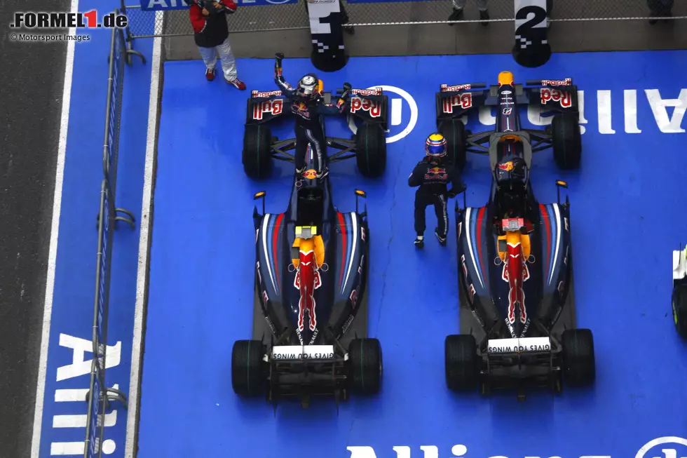 Beim China-Grand-Prix 2009 in Schanghai erzielt Sebastian Vettel im RB5 den ersten Red-Bull-Sieg in der Formel 1. Webber sorgt im Schwesterauto dafür, dass es gleich ein Doppelsieg wird. Foto zur News: Beim China-Grand-Prix 2009 in Schanghai erzielt Sebastian Vettel im RB5 den ersten Red-Bull-Sieg in der Formel 1. Webber sorgt im Schwesterauto dafür, dass es gleich ein Doppelsieg wird.
