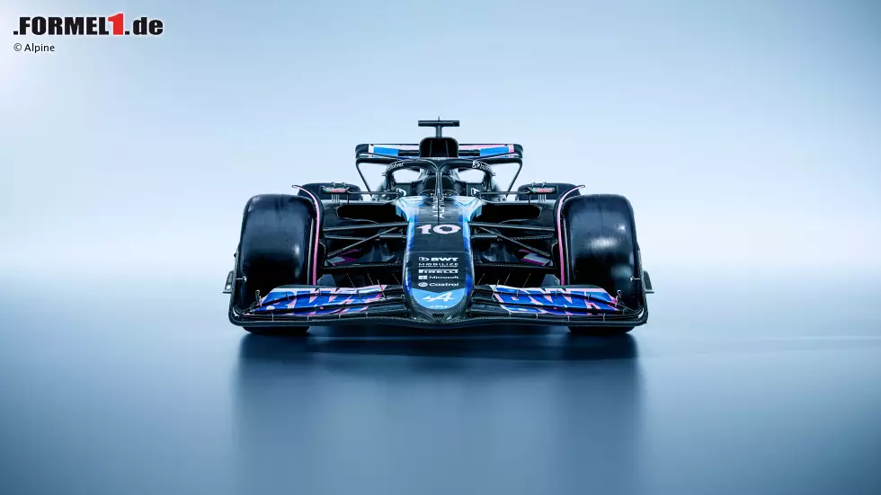 Foto zur News: Alpine hat in London den neuen A524 für die Formel-1-Saison 2024 vorgestellt. Es handelt sich um den diesjährigen Dienstwagen von Pierre Gasly und Esteban Ocon.