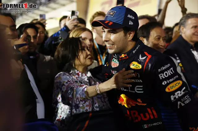 Foto zur News: 1. Bahrain: Wie im Vorjahr gelingt Sergio Perez auch 2024 der Sieg beim Formel-1-Auftakt in Sachir. Der Mexikaner gewinnt vor den beiden Ferraris, die mit einem doppelten Podium in das Jahr starten. Stand: 1. Perez (25), 2. Sainz (18), 3. Leclerc (16), 4. Russell (12), 5. Norris (10).