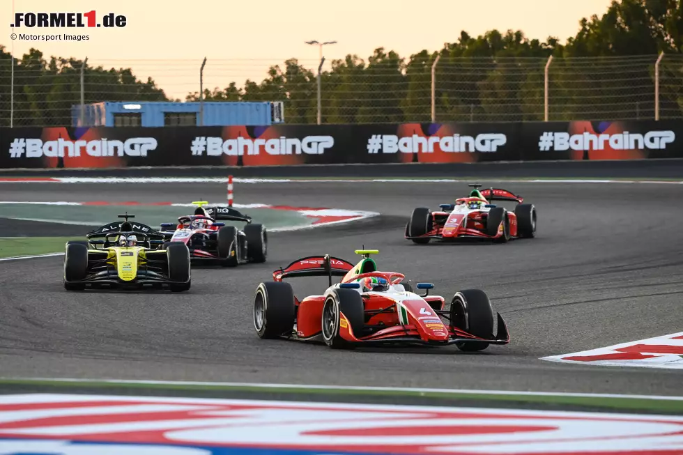 ... in Bahrain verläuft aber nicht nach Wunsch und Antonelli nimmt nur einen zehnten Platz vom ersten Rennwochenende mit. Nach ein paar Wochen aber kommen erste Top-5-Ergebnisse und ... Foto zur News: ... in Bahrain verläuft aber nicht nach Wunsch und Antonelli nimmt nur einen zehnten Platz vom ersten Rennwochenende mit. Nach ein paar Wochen aber kommen erste Top-5-Ergebnisse und ...