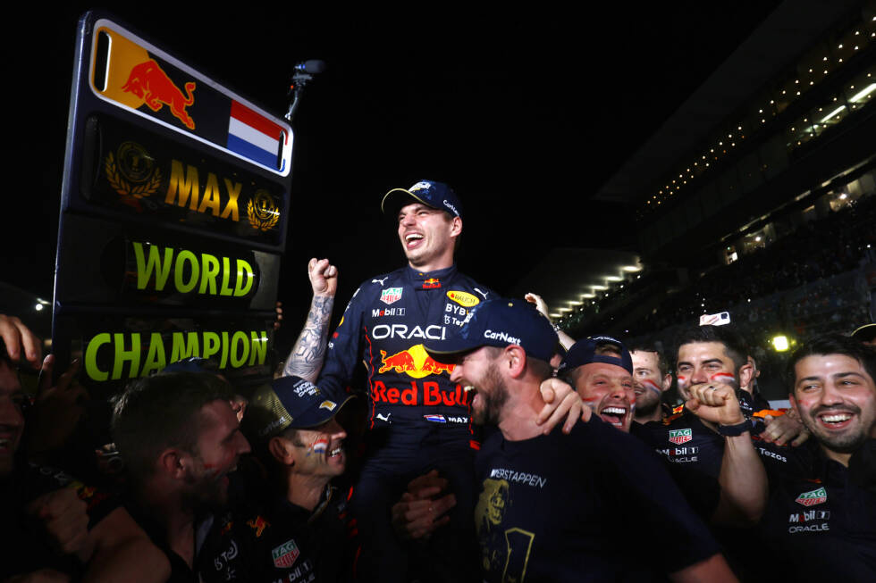 Foto zur News: ... wiederholt sich nicht in der WM: Red-Bull-Fahrer Max Verstappen sichert sich vorzeitig den Titel. Leclerc wird WM-Zweiter.