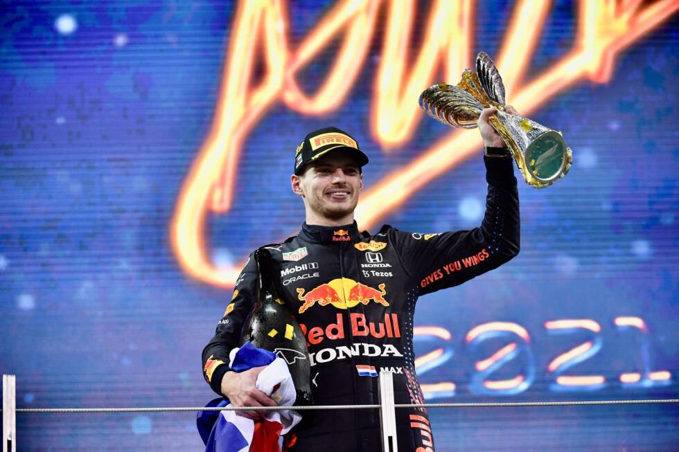 Foto zur News: ... beim umstrittenen Finale in Abu Dhabi geht Max Verstappen im Red Bull als Sieger und Weltmeister hervor. Hamilton beschließt die Saison auf P2.