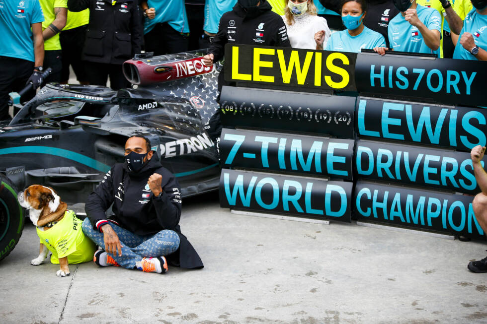 Foto zur News: ... das kann er über die Saison hinweg nicht halten: In der Türkei besiegelt Lewis Hamilton seinen siebten WM-Titelgewinn und stellt damit Michael Schumachers Rekord ein. Bottas wird WM-Zweiter.