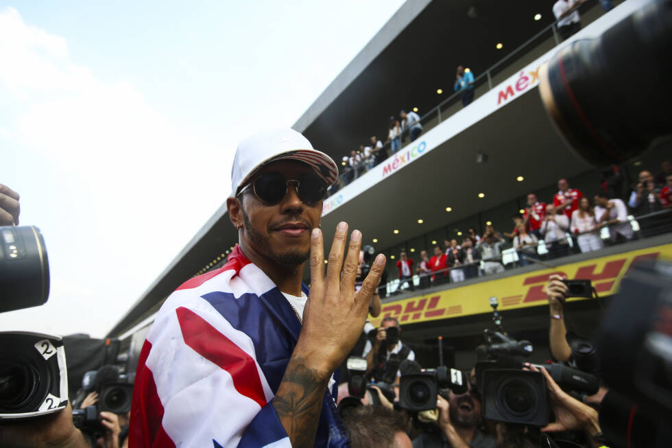Foto zur News: ... beim Mexiko-Grand-Prix jubelt Mercedes-Fahrer Lewis Hamilton über seine vierte WM. Vettel beschließt die Saison auf Platz zwei.