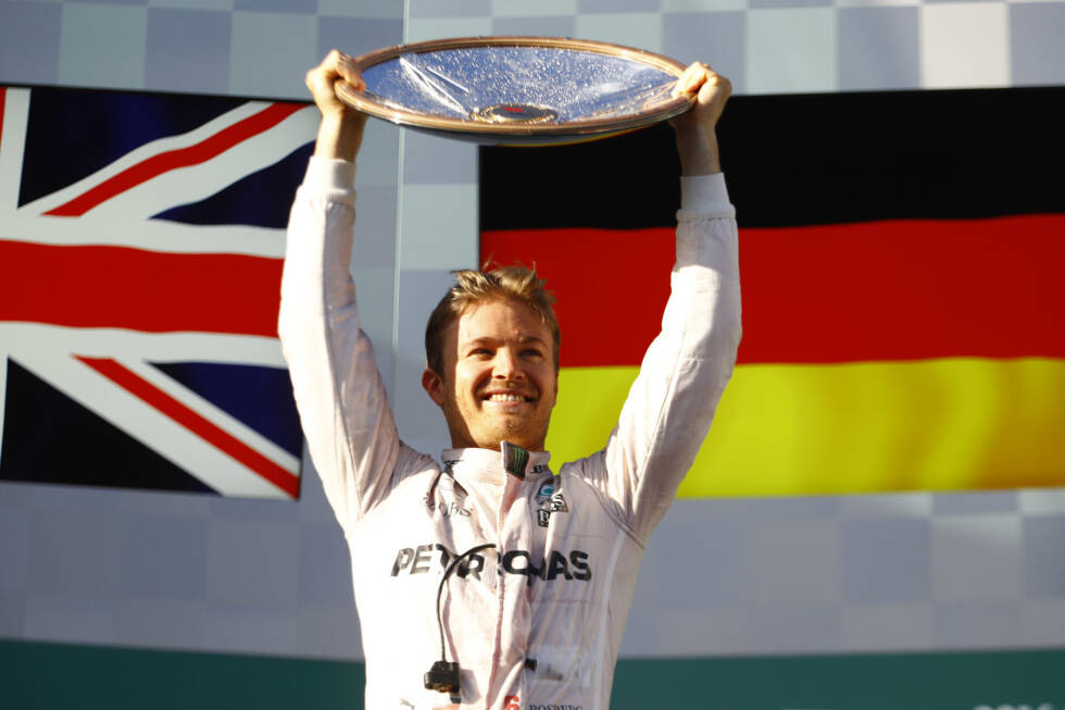 Foto zur News: 2016: Nico Rosberg reckt den Siegerpokal nach dem Australien-Grand-Prix, und ...