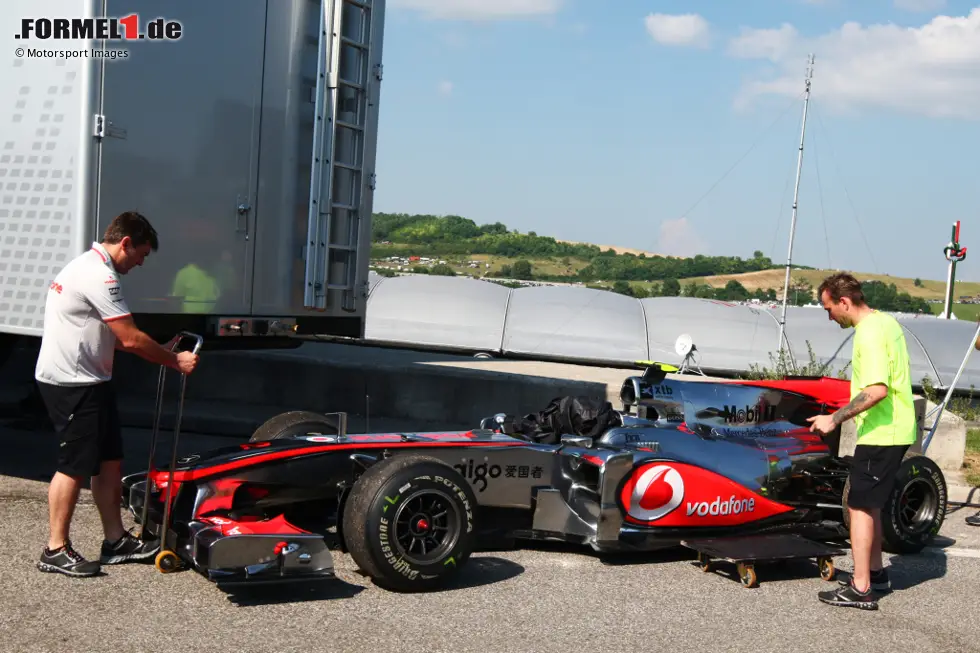 Foto zur News: 18. Lewis Hamilton (McLaren) beim Großen Preis von Ungarn 2010 - Grund: Getriebe