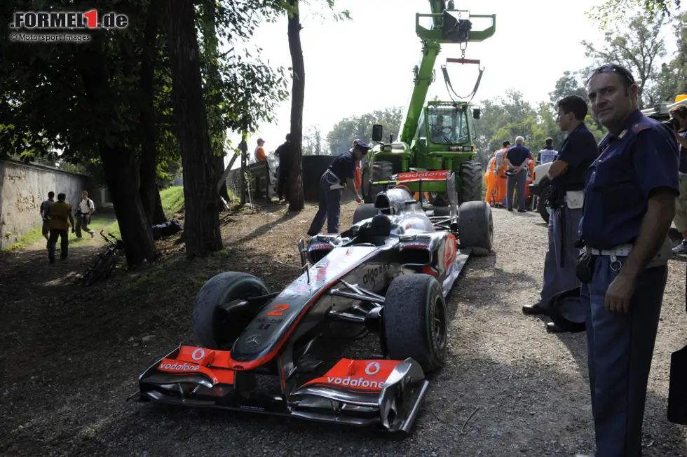 Foto zur News: 17. Lewis Hamilton (McLaren) beim Großen Preis von Italien 2010 - Grund: Unfall