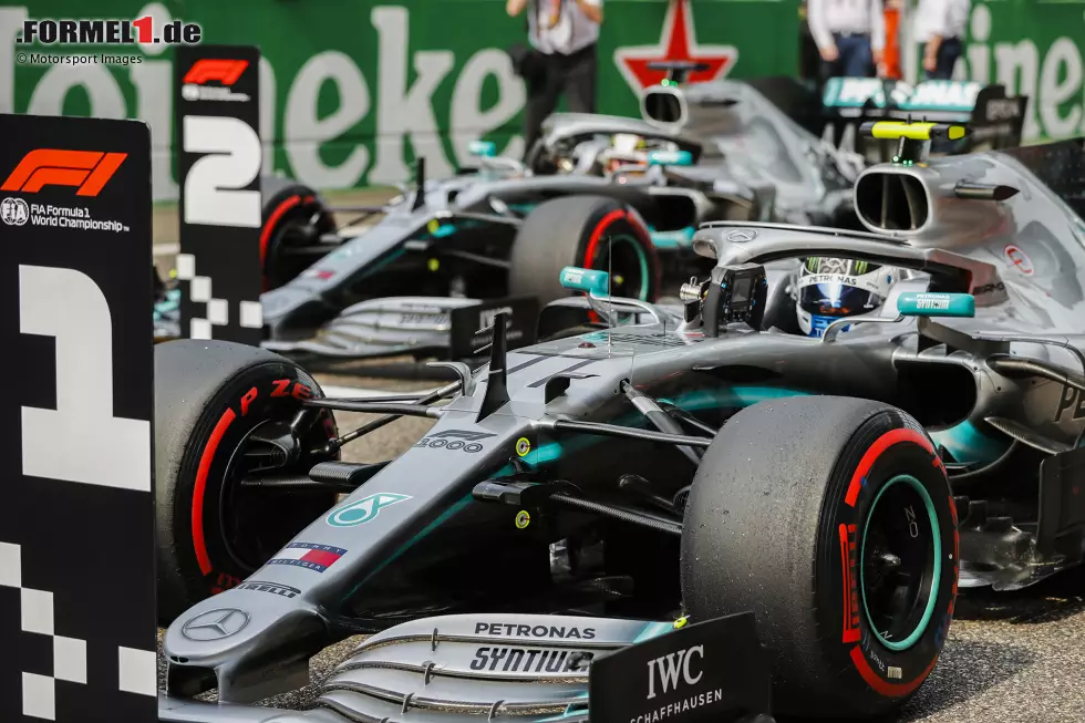 ... führte Mercedes nach dem Gand Prix in beiden WM-Gesamtwertungen mit deutlichem Vorsprung vor Ferrari und Red Bull. Foto zur News: ... führte Mercedes nach dem Gand Prix in beiden WM-Gesamtwertungen mit deutlichem Vorsprung vor Ferrari und Red Bull.