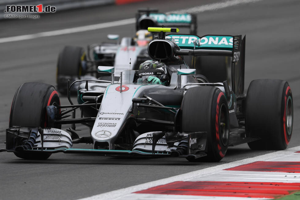 Foto zur News: 59 Doppelsiege: Mercedes - Gleich das Debüt in Frankreich 1954 endet mit zwei Mercedes-Fahrern auf den beiden ersten Plätzen. Von 2014 bis 2016 dominiert die Marke in der Formel 1: Lewis Hamilton und Nico Rosberg steuern in dieser Zeit insgesamt 31 Doppelsiege zur Mercedes-Bilanz bei.