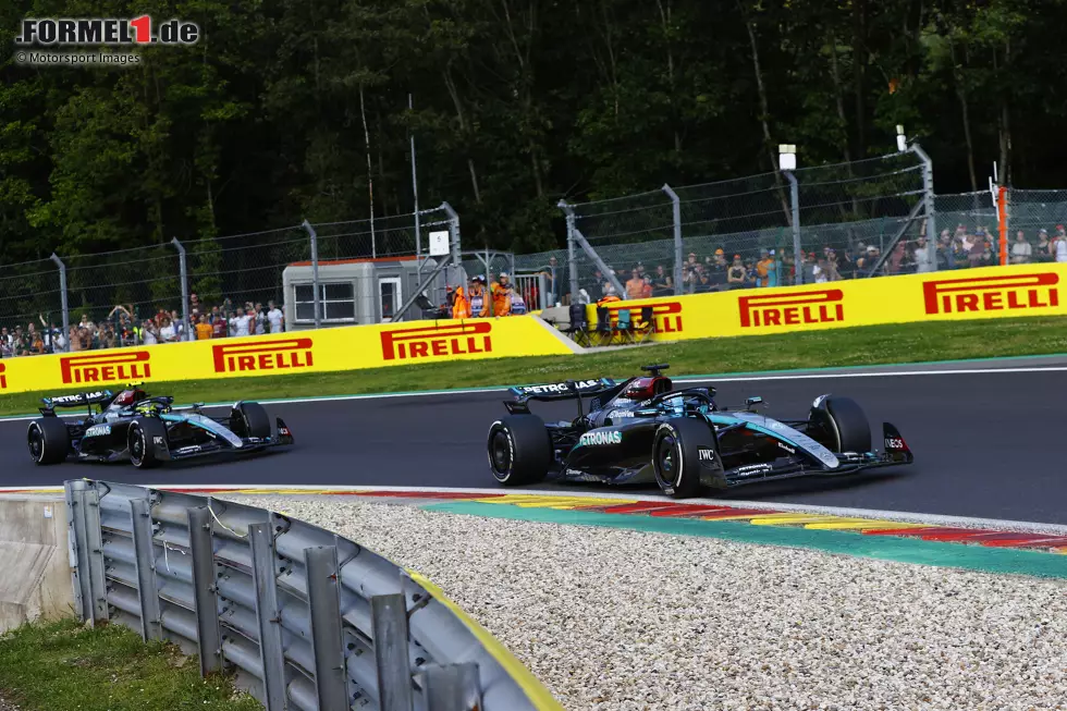 ... sein Mercedes-Teamkollege Lewis Hamilton - auf der Strecke nur um eine halbe Sekunde geschlagen - bekommt nachträglich den Sieg zugesprochen. Es ist der 105. Erfolg seiner Formel-1-Karriere. Foto zur News: ... sein Mercedes-Teamkollege Lewis Hamilton - auf der Strecke nur um eine halbe Sekunde geschlagen - bekommt nachträglich den Sieg zugesprochen. Es ist der 105. Erfolg seiner Formel-1-Karriere.