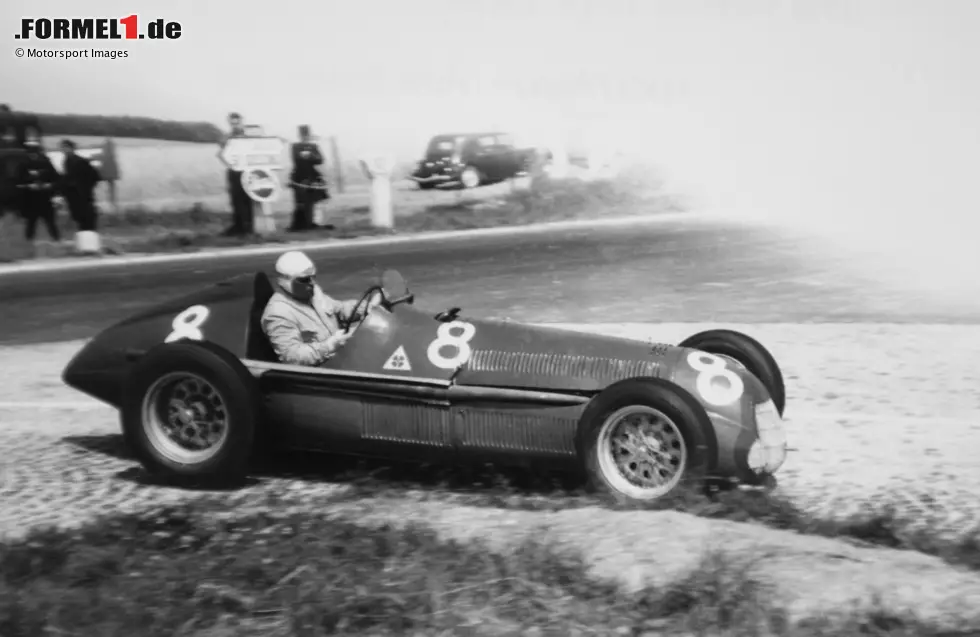 Luigi Fagioli (Italien): Alfa Romeo fordert Fagioli 1951 in Frankreich beim Boxenstopp zum Verlassen des Autos auf, damit Fangio übernehmen kann. Fangio gewinnt das Rennen, womit auch Fagioli zum Formel-1-Sieger wird. Doch der Stachel sitzt tief: Fagioli beendet auf der Stelle seine Grand-Prix-Laufbahn! Foto zur News: Luigi Fagioli (Italien): Alfa Romeo fordert Fagioli 1951 in Frankreich beim Boxenstopp zum Verlassen des Autos auf, damit Fangio übernehmen kann. Fangio gewinnt das Rennen, womit auch Fagioli zum Formel-1-Sieger wird. Doch der Stachel sitzt tief: Fagioli beendet auf der Stelle seine Grand-Prix-Laufbahn!