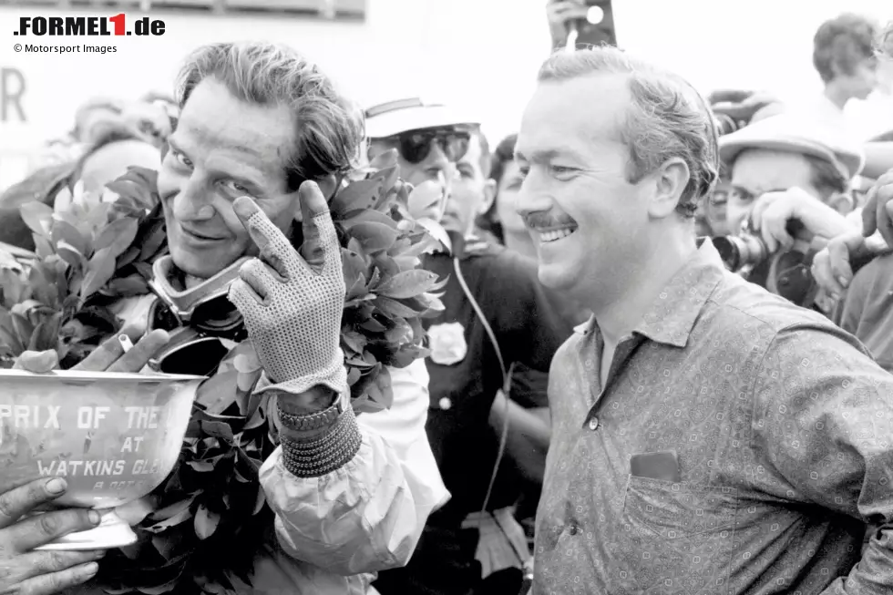 Innes Ireland (Großbritannien): Er profitiert vom Ausfall von Stirling Moss und fährt für Lotus zum Sieg in Watkins Glen 1961. Es ist der erste Grand-Prix-Erfolg für das Team von Colin Chapman. Foto zur News: Innes Ireland (Großbritannien): Er profitiert vom Ausfall von Stirling Moss und fährt für Lotus zum Sieg in Watkins Glen 1961. Es ist der erste Grand-Prix-Erfolg für das Team von Colin Chapman.