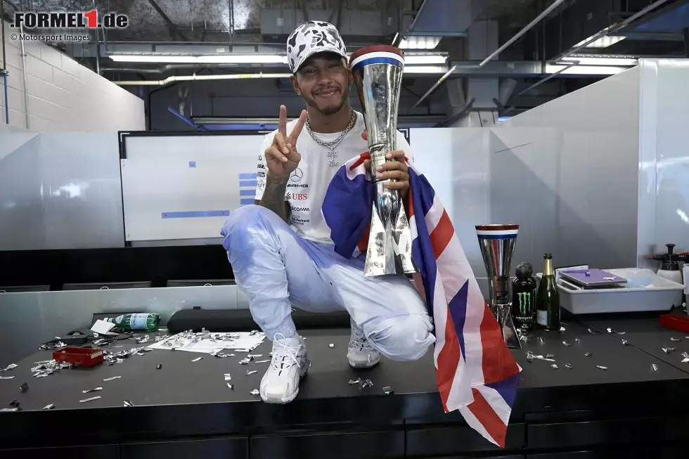 Die Frage nach dem erfolgreichsten Mercedes-Fahrer lässt sich leicht beantworten: Lewis Hamilton. Von 2013 bis 2021 kommt er auf 82 Siege für die Sternmarke. Kein anderer Formel-1-Fahrer hat mehr erreicht für ein Team. Und Hamilton garniert diese Statistik noch mit sechs WM-Titeln für Mercedes: 2014, 2015, 2017, 2018, 2019 und 2020. Foto zur News: Die Frage nach dem erfolgreichsten Mercedes-Fahrer lässt sich leicht beantworten: Lewis Hamilton. Von 2013 bis 2021 kommt er auf 82 Siege für die Sternmarke. Kein anderer Formel-1-Fahrer hat mehr erreicht für ein Team. Und Hamilton garniert diese Statistik noch mit sechs WM-Titeln für Mercedes: 2014, 2015, 2017, 2018, 2019 und 2020.