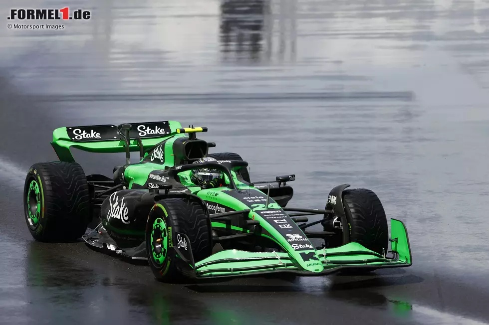 Sauber stieg 1993 in die Formel 1 ein als ein Privatteam und mauserte sich alsbald zum soliden Mittelfeld-Team, das immer wieder Sprungbrett für hoffnungsvolle Nachwuchstalente war. 2001 schwang sich der Rennstall aus der Schweiz sogar zu WM-Rang vier auf, der bisher größte Erfolg in der Teamgeschichte mit Peter Sauber als Chef. Foto zur News: Sauber stieg 1993 in die Formel 1 ein als ein Privatteam und mauserte sich alsbald zum soliden Mittelfeld-Team, das immer wieder Sprungbrett für hoffnungsvolle Nachwuchstalente war. 2001 schwang sich der Rennstall aus der Schweiz sogar zu WM-Rang vier auf, der bisher größte Erfolg in der Teamgeschichte mit Peter Sauber als Chef.