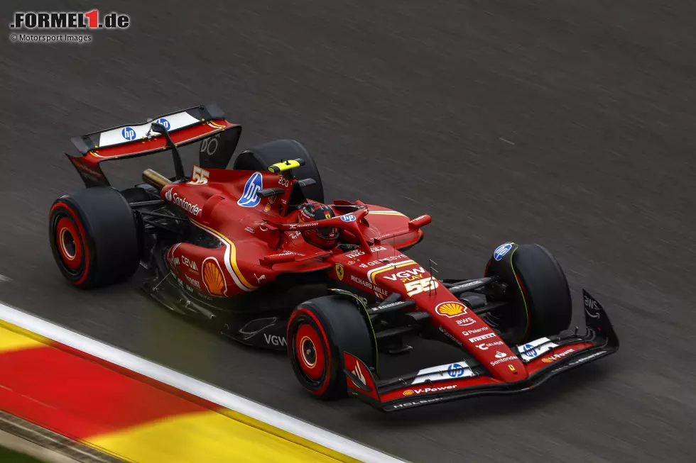 2021 wechselt Sainz als Nachfolger von Sebastian Vettel zu Ferrari. Bis zur seiner Wechsel-Bekanntgabe erreicht er drei Grand-Prix-Siege für das Team aus Maranello, das er Ende 2024 in Richtung Williams verlassen wird. Foto zur News: 2021 wechselt Sainz als Nachfolger von Sebastian Vettel zu Ferrari. Bis zur seiner Wechsel-Bekanntgabe erreicht er drei Grand-Prix-Siege für das Team aus Maranello, das er Ende 2024 in Richtung Williams verlassen wird.