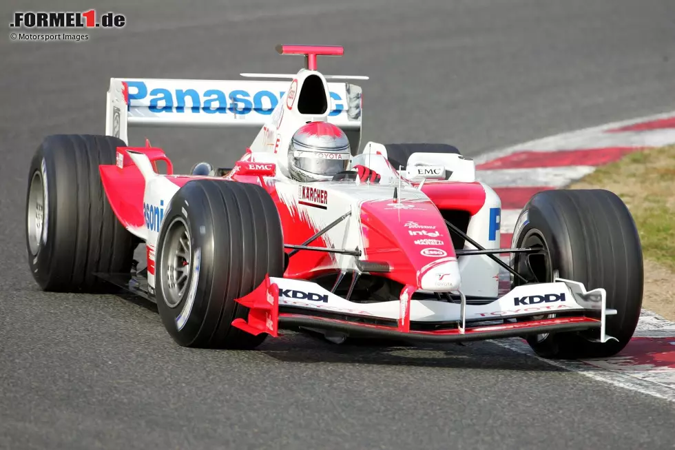 ... er steigt noch vor Saisonende bei Toyota ein und setzt so seine Formel-1-Karriere (fast) direkt fort: Nur das Rennen in China verpasst er. Der erhoffte Grand-Prix-Sieg mit Toyota bleibt aus, nach 2009 fährt Trulli noch zwei Jahre für Lotus. Foto zur News: ... er steigt noch vor Saisonende bei Toyota ein und setzt so seine Formel-1-Karriere (fast) direkt fort: Nur das Rennen in China verpasst er. Der erhoffte Grand-Prix-Sieg mit Toyota bleibt aus, nach 2009 fährt Trulli noch zwei Jahre für Lotus.