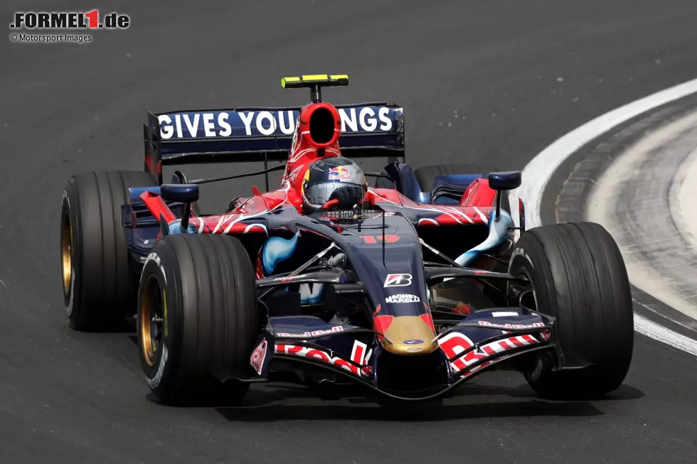 ... steigt Vettel zum Stammfahrer auf, aber bei Red-Bull-Team Toro Rosso, wo Vettel ebenfalls zum Nachwuchskader gehört. Schon 2008 gewinnt der Deutsche zum ersten Mal, noch für Toro Rosso. Ab 2010 holt er für Red Bull vier WM-Titel in Folge. Foto zur News: ... steigt Vettel zum Stammfahrer auf, aber bei Red-Bull-Team Toro Rosso, wo Vettel ebenfalls zum Nachwuchskader gehört. Schon 2008 gewinnt der Deutsche zum ersten Mal, noch für Toro Rosso. Ab 2010 holt er für Red Bull vier WM-Titel in Folge.