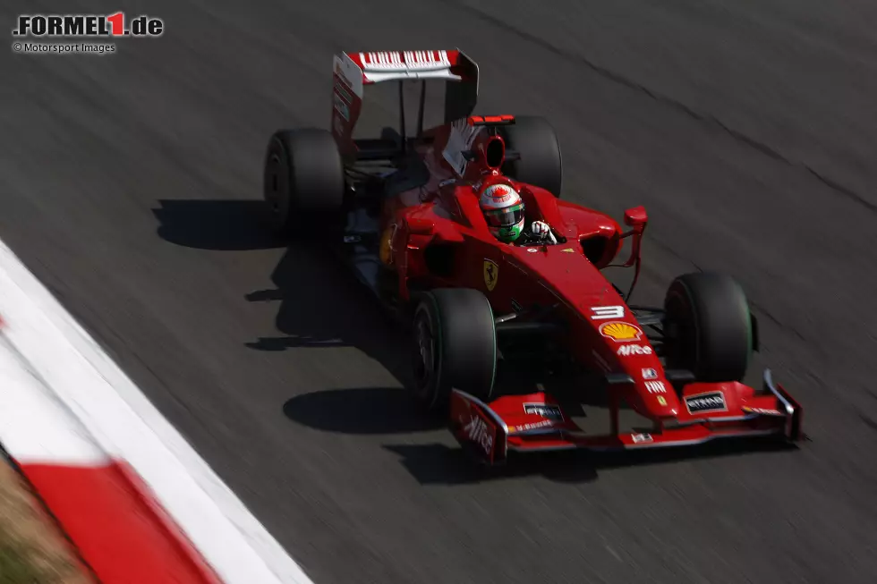 ... bald darauf ist Fisichella selbst Ferrari-Fahrer: als Ersatz für den verletzten Felipe Massa. Punkte holt er nicht in Rot, dafür kriegt er eine Festanstellung nach der Formel-1-Karriere als Sportwagen-Fahrer für die Scuderia. Foto zur News: ... bald darauf ist Fisichella selbst Ferrari-Fahrer: als Ersatz für den verletzten Felipe Massa. Punkte holt er nicht in Rot, dafür kriegt er eine Festanstellung nach der Formel-1-Karriere als Sportwagen-Fahrer für die Scuderia.