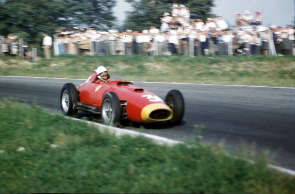 Foto zur News: 1956 steht in Monza erstmals Wolfang von Trips auf der Starterliste, doch sein Formel-1-Debüt für Ferrari verschiebt sich auf 1957 - er fährt das Rennen nicht. Dann aber kommen die Erfolge: Bis zu seinem Unfalltod 1961 fährt er 26 seiner 29 Formel-1-Rennen für Ferrari. (Foto von 1957)