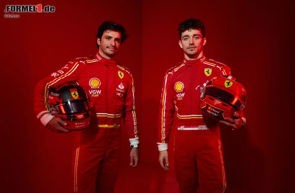 Foto zur News: ... sind übrigens auch auf den Overalls der Fahrer zu sehen, wie dieses Bild von Carlos Sainz (links) und Charles Leclerc (rechts) zeigt. Ansonsten ...