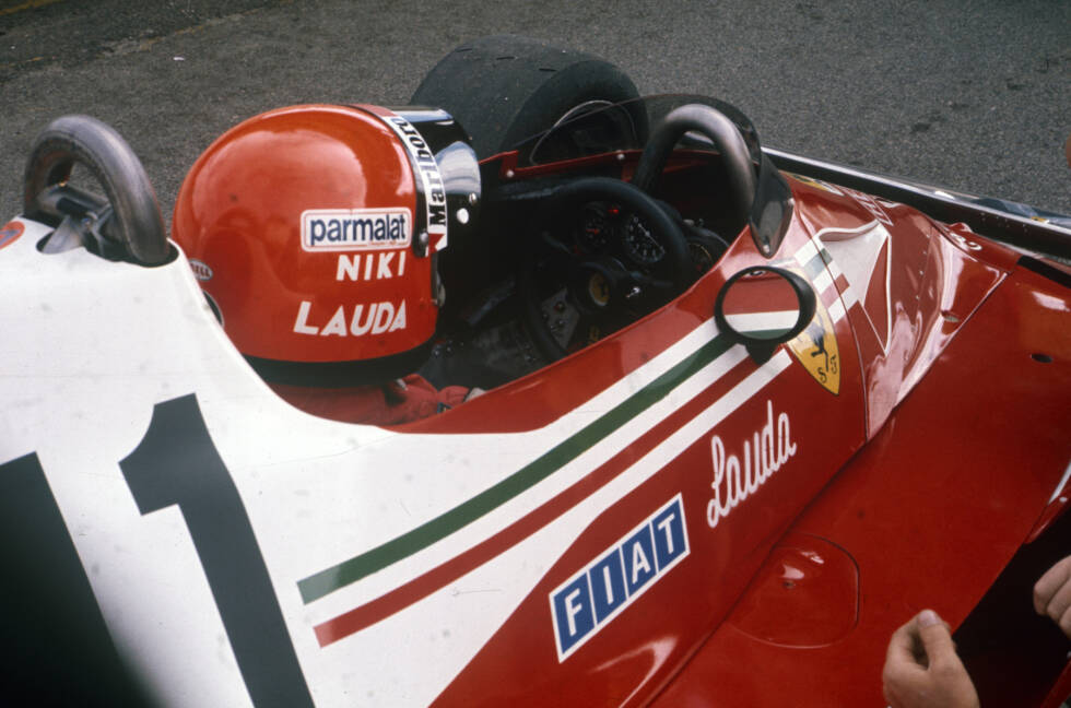 Foto zur News: ... überlebt Lauda einen schlimmen Feuerunfall am Nürburgring und verliert die WM knapp an James Hunt im McLaren. Aber 1977 wird Lauda nochmals Weltmeister auf Ferrari - und verlässt das Team noch vor Saisonende. Ihn zieht es für 1978 zu Brabham.