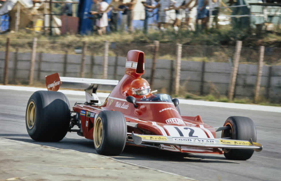 Foto zur News: 1974 stößt Niki Lauda zu Ferrari und führt das Team, seit 1964 ohne Titel, zurück in die Erfolgsspur. Schon im vierten Rennen landet Lauda den ersten Sieg, 1975 holt er den erhofften WM-Titel nach Maranello. Im Jahr darauf ...