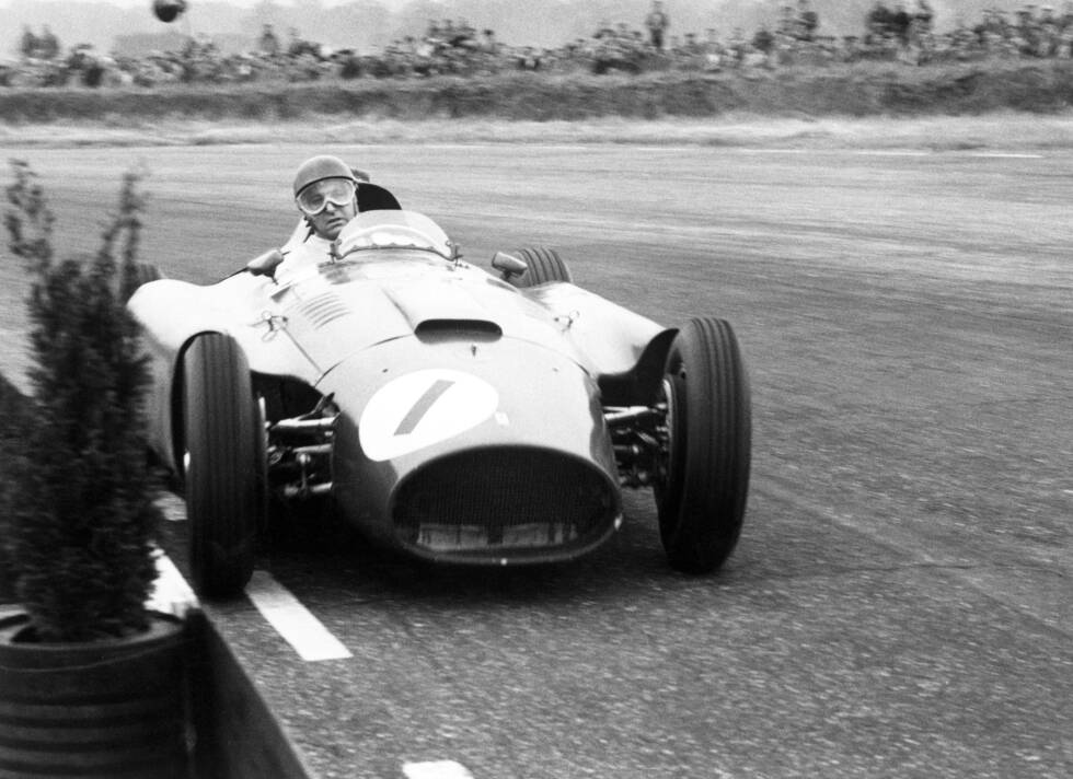 Foto zur News: Als dreimaliger Formel-1-Weltmeister stößt Juan Manuel Fangio nach zwei Jahren bei Mercedes zu Ferrari. Er ist der amtierende Champion und fährt nur 1956 für das Team aus Maranello, aber ...