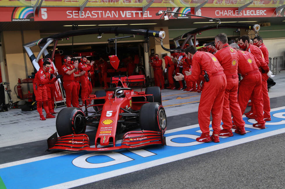 Foto zur News: ... schwingt sich Vettel 2017 und 2018 tatsächlich zum Titelkandidaten auf, doch zur WM mit Ferrari reicht es nicht. 2020 wird Vettel nach insgesamt 14 Ferrari-Siegen vom Team vor die Tür gesetzt, die Mechaniker spenden Applaus vor dem letzten Rennen.