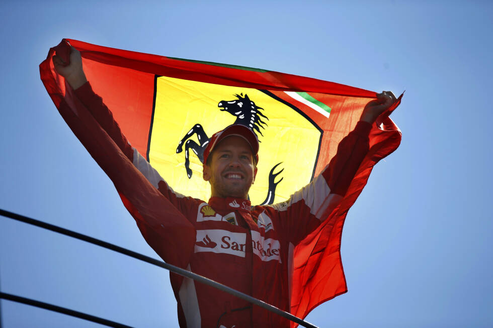 Foto zur News: Wie gerne würde Sebastian Vettel seinem Idol Michael Schumacher bei Ferrari nacheifern und nach vier Titeln für Red Bull ebenfalls Weltmeister werden in Rot. Und Vettels erste Ferrari-Saison 2015 beginnt gut: Podium im ersten Rennen, Sieg im zweiten. Dann ...
