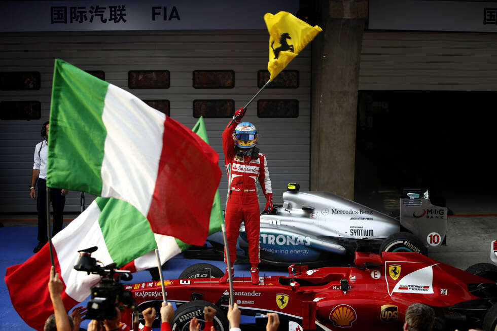 Foto zur News: 2010 tritt Fernando Alonso die Nachfolge von Räikkönen bei Ferrari an, und er verfolgt das gleiche Ziel. Es gibt Parallelen: Auch Alonso siegt gleich beim Ferrari-Debüt in Bahrain, mit vier weiteren Erfolgen wird er WM-Zweiter hinter Sebastian Vettel im Red Bull. Bis ...