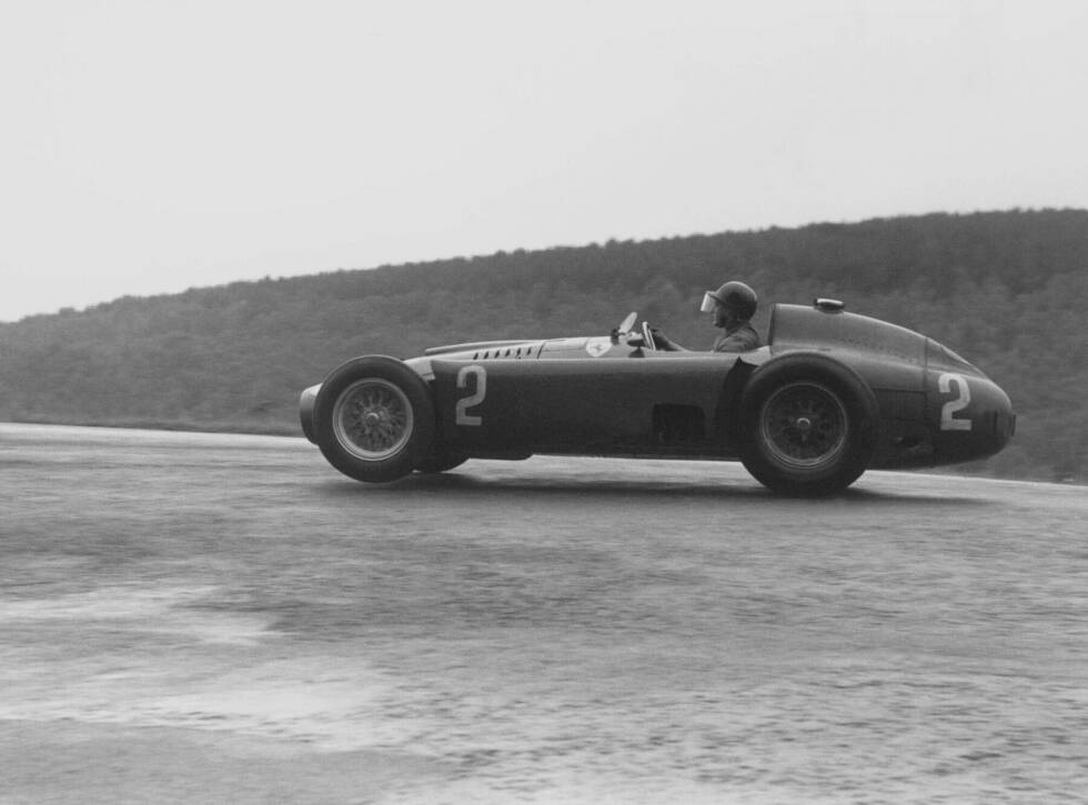 Foto zur News: ... tut das höchst erfolgreich: Auf dem Weg zum vierten Titel bestreitet Fangio sieben Grands Prix für Ferrari. Drei gewinnt er, zweimal wird er Zweiter. Und am Jahresende verlässt er Ferrari als alter und neuer Weltmeister und wechselt zurück zu Maserati.