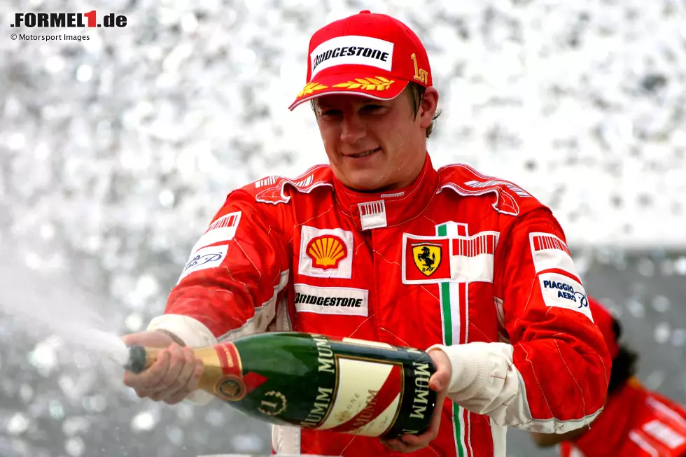... McLaren gleichzeitig durch einen "Stallkrieg" zwischen Alonso und Hamilton selbst im Weg steht, ist Räikkönen am Saisonende der lachende Dritte und wird Ferrari-Weltmeister im ersten Jahr! Er fährt später erneut für das Team, gewinnt aber nur noch ein weiteres Rennen. Foto zur News: ... McLaren gleichzeitig durch einen "Stallkrieg" zwischen Alonso und Hamilton selbst im Weg steht, ist Räikkönen am Saisonende der lachende Dritte und wird Ferrari-Weltmeister im ersten Jahr! Er fährt später erneut für das Team, gewinnt aber nur noch ein weiteres Rennen.