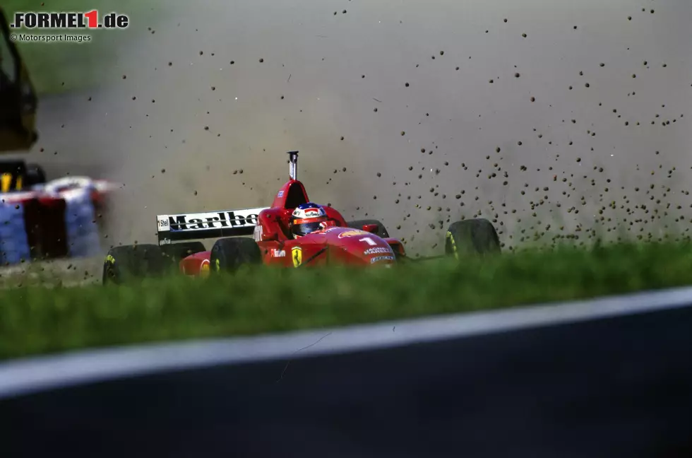 Nach zwei WM-Titeln mit Benetton kommt Michael Schumacher als neue Titelhoffnung zu Ferrari. Doch die Debütsaison 1996 mit etlichen Pleiten und Pannen lässt bei Schumacher Zweifel aufkommen. Dann aber ... Foto zur News: Nach zwei WM-Titeln mit Benetton kommt Michael Schumacher als neue Titelhoffnung zu Ferrari. Doch die Debütsaison 1996 mit etlichen Pleiten und Pannen lässt bei Schumacher Zweifel aufkommen. Dann aber ...