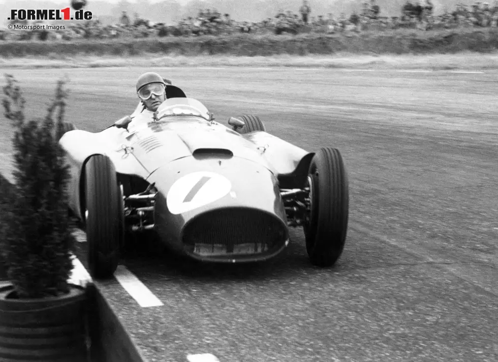 Als dreimaliger Formel-1-Weltmeister stößt Juan Manuel Fangio nach zwei Jahren bei Mercedes zu Ferrari. Er ist der amtierende Champion und fährt nur 1956 für das Team aus Maranello, aber ... Foto zur News: Als dreimaliger Formel-1-Weltmeister stößt Juan Manuel Fangio nach zwei Jahren bei Mercedes zu Ferrari. Er ist der amtierende Champion und fährt nur 1956 für das Team aus Maranello, aber ...