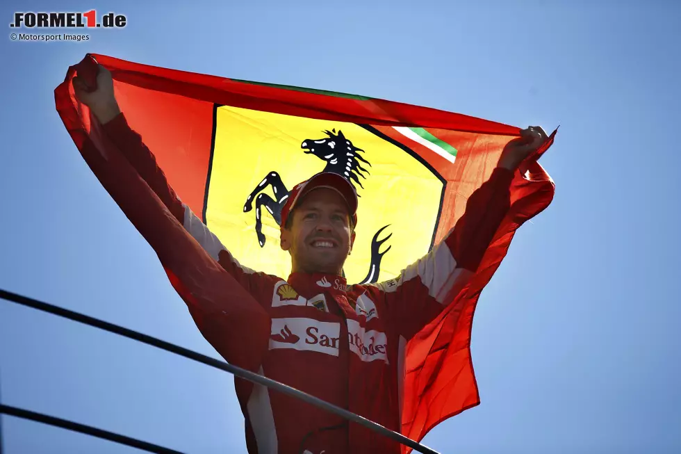 Wie gerne würde Sebastian Vettel seinem Idol Michael Schumacher bei Ferrari nacheifern und nach vier Titeln für Red Bull ebenfalls Weltmeister werden in Rot. Und Vettels erste Ferrari-Saison 2015 beginnt gut: Podium im ersten Rennen, Sieg im zweiten. Dann ... Foto zur News: Wie gerne würde Sebastian Vettel seinem Idol Michael Schumacher bei Ferrari nacheifern und nach vier Titeln für Red Bull ebenfalls Weltmeister werden in Rot. Und Vettels erste Ferrari-Saison 2015 beginnt gut: Podium im ersten Rennen, Sieg im zweiten. Dann ...