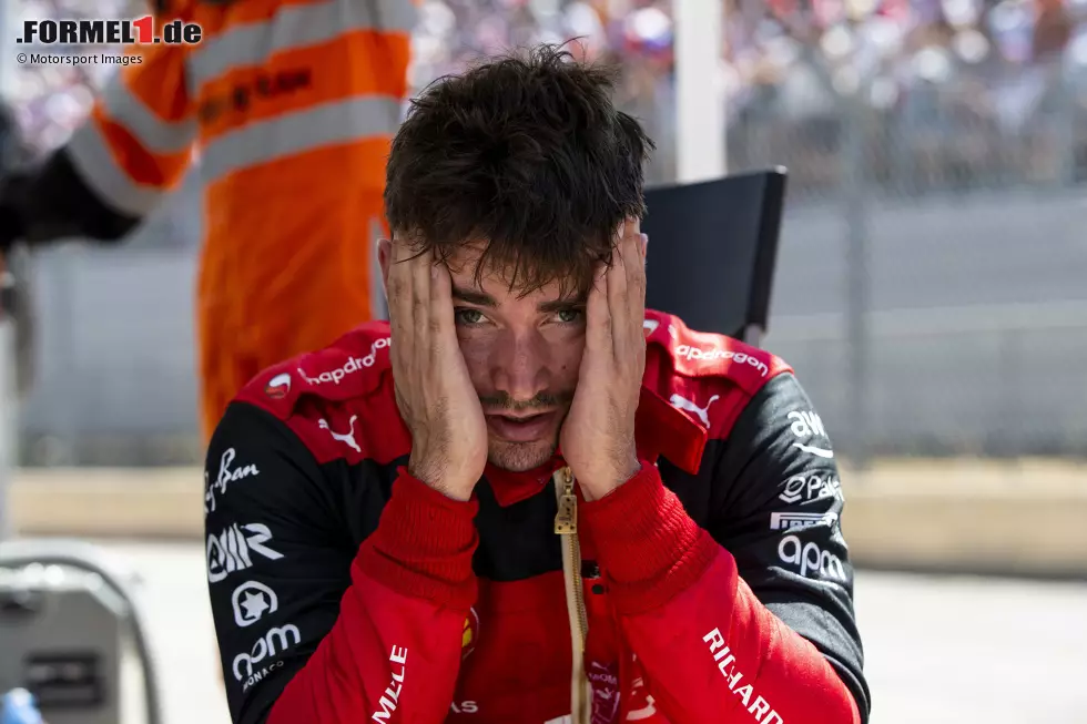 ... stolpert Leclerc immer wieder über sich selbst und über große und kleine Pannen bei Ferrari, sodass er mitunter entnervt wirkt. Dennoch verlängert Leclerc seinen Ferrari-Vertrag vor der Saison 2024 vorzeitig um mehrere Jahre. Da kann also noch was kommen ... Foto zur News: ... stolpert Leclerc immer wieder über sich selbst und über große und kleine Pannen bei Ferrari, sodass er mitunter entnervt wirkt. Dennoch verlängert Leclerc seinen Ferrari-Vertrag vor der Saison 2024 vorzeitig um mehrere Jahre. Da kann also noch was kommen ...