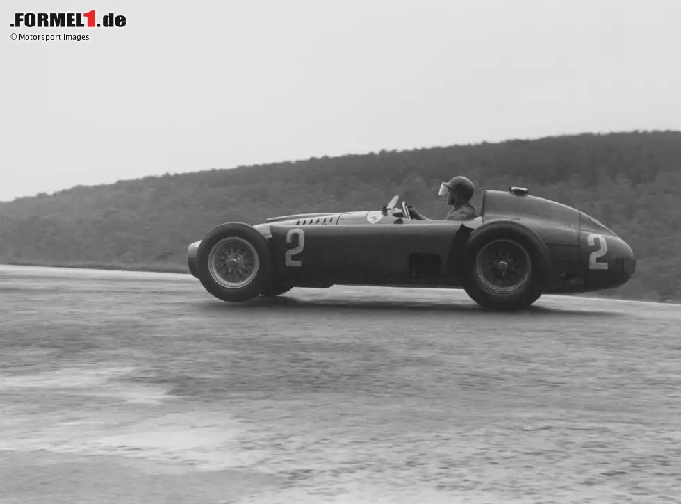 ... tut das höchst erfolgreich: Auf dem Weg zum vierten Titel bestreitet Fangio sieben Grands Prix für Ferrari. Drei gewinnt er, zweimal wird er Zweiter. Und am Jahresende verlässt er Ferrari als alter und neuer Weltmeister und wechselt zurück zu Maserati. Foto zur News: ... tut das höchst erfolgreich: Auf dem Weg zum vierten Titel bestreitet Fangio sieben Grands Prix für Ferrari. Drei gewinnt er, zweimal wird er Zweiter. Und am Jahresende verlässt er Ferrari als alter und neuer Weltmeister und wechselt zurück zu Maserati.