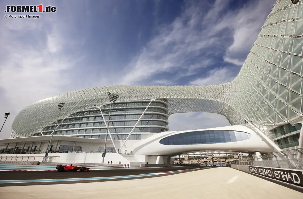 Foto zur News: Abu Dhabi (2008-09, seit 2014) - Nicht nur die Rennstrecke hat man sich einiges kosten lassen, auch der Platz im Formel-1-Kalender ist erkauft: Abu Dhabi will mit seiner Fahrt in die Dunkelheit den Schlusspunkt setzen im Jahr. Inzwischen ist der Yas Marina Circuit schon die Nummer eins: Nirgendwo sonst war häufiger das Finale!