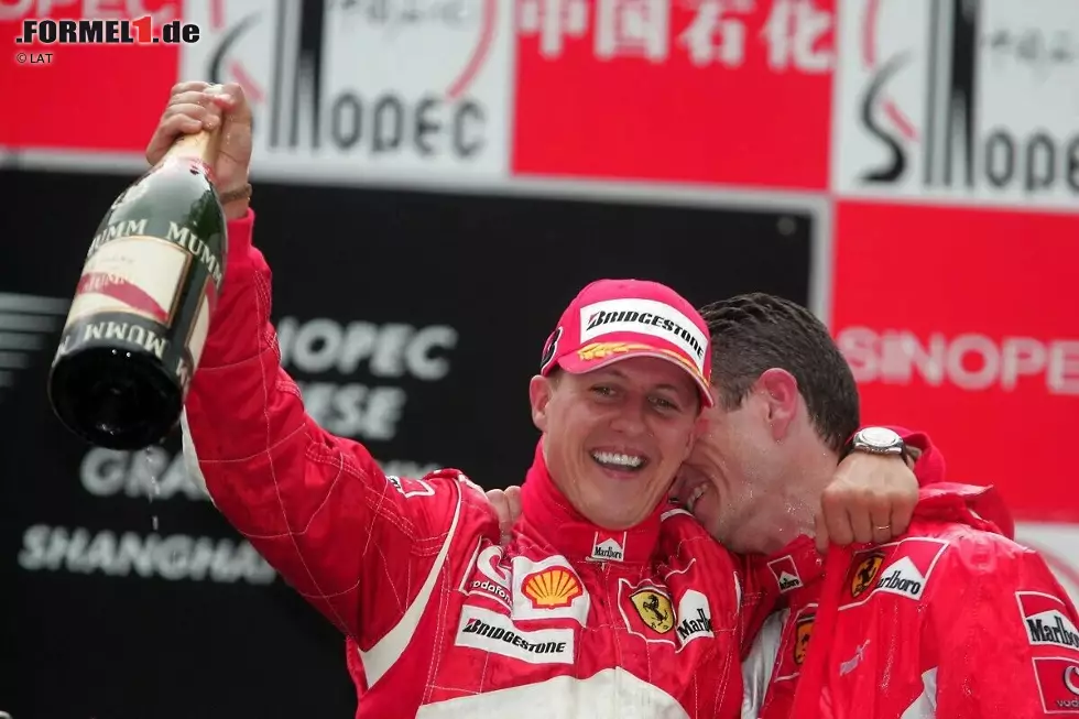 Nach dem China-Grand-Prix 2006 sah für die Ferrari-Fans noch alles gut aus. Mit seinem 91. Sieg hatte er die WM-Führung von Fernando Alonso zwei Rennen vor Schluss punktgleich übernommen. Ein Motorschaden in Japan verhinderte Titel Nummer 8 und Schumacher trat am Saisonende erstmals zurück. Foto zur News: Nach dem China-Grand-Prix 2006 sah für die Ferrari-Fans noch alles gut aus. Mit seinem 91. Sieg hatte er die WM-Führung von Fernando Alonso zwei Rennen vor Schluss punktgleich übernommen. Ein Motorschaden in Japan verhinderte Titel Nummer 8 und Schumacher trat am Saisonende erstmals zurück.