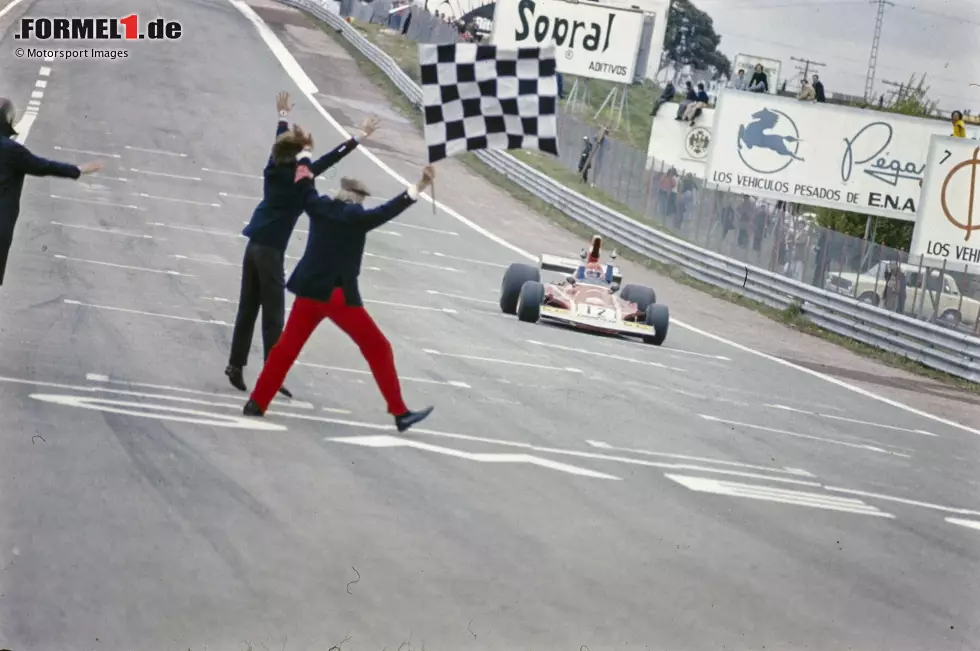 5. Niki Lauda (11 Jahre, 3 Monate, 28 Tage): Schon in seinem vierten Rennen für Ferrari führte Lauda die Scuderia zum Sieg in Jarama - zur sichtbaren Freude von Luca di Montezemolo. Seine beiden WM-Titel in Rot kamen aber erst 1975 und 1977. Foto zur News: 5. Niki Lauda (11 Jahre, 3 Monate, 28 Tage): Schon in seinem vierten Rennen für Ferrari führte Lauda die Scuderia zum Sieg in Jarama - zur sichtbaren Freude von Luca di Montezemolo. Seine beiden WM-Titel in Rot kamen aber erst 1975 und 1977.