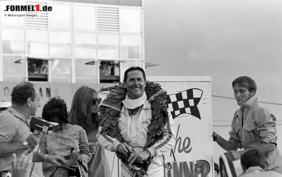 Der letzte seiner 14 Siege kam dann in den 70ern - und zwar im allerersten Rennen der neuen Dekade. Zunächst geriet Brabham in Südafrika in einen Zwischenfall mit Chris Amon, der ihn viele Plätze kostete, doch er machte diese im Laufe des Rennens wieder gut und fuhr in seinem eigenen Team als Sieger über die Ziellinie. Foto zur News: Der letzte seiner 14 Siege kam dann in den 70ern - und zwar im allerersten Rennen der neuen Dekade. Zunächst geriet Brabham in Südafrika in einen Zwischenfall mit Chris Amon, der ihn viele Plätze kostete, doch er machte diese im Laufe des Rennens wieder gut und fuhr in seinem eigenen Team als Sieger über die Ziellinie.
