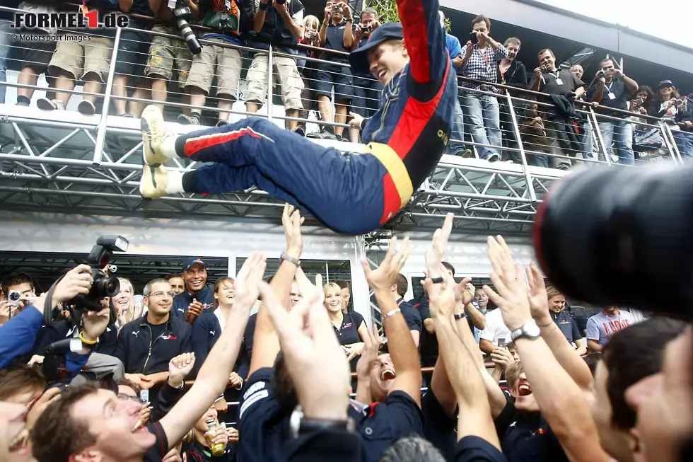 7. Sebastian Vettel (11 Jahre, 8 Tage): Diese Szene dürfte wohl kaum ein Deutscher vergessen haben. Der sensationelle Sieg im Regen von Monza 2008 war der Startschuss für eine große Karriere des viermaligen Weltmeisters, der vor allem mit Red Bull zwischen 2010 und 2013 eine Ära prägen sollte. Foto zur News: 7. Sebastian Vettel (11 Jahre, 8 Tage): Diese Szene dürfte wohl kaum ein Deutscher vergessen haben. Der sensationelle Sieg im Regen von Monza 2008 war der Startschuss für eine große Karriere des viermaligen Weltmeisters, der vor allem mit Red Bull zwischen 2010 und 2013 eine Ära prägen sollte.