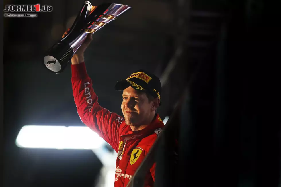 Seine Zeit bei Ferrari war leider nicht so erfolgreich, wie er es sich gewünscht hätte, denn ein weiterer WM-Titel blieb ihm verwehrt. Spätestens mit der Ankunft von Charles Leclerc wurde die Wachablösung eingeleitet und Vettels letzter seiner 53 Siege kam 2019 beim Großen Preis von Singapur. Foto zur News: Seine Zeit bei Ferrari war leider nicht so erfolgreich, wie er es sich gewünscht hätte, denn ein weiterer WM-Titel blieb ihm verwehrt. Spätestens mit der Ankunft von Charles Leclerc wurde die Wachablösung eingeleitet und Vettels letzter seiner 53 Siege kam 2019 beim Großen Preis von Singapur.