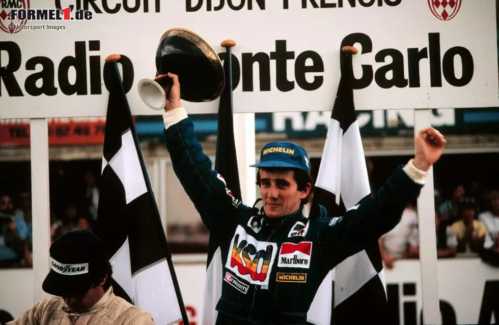 4. Alain Prost (12 Jahre, 20 Tage): Besser hätte man es nicht schreiben können. Prost gewann sein erstes Rennen beim Heimspiel in Frankreich - und das in einem französischen Auto von Renault. Zwischenzeitlich musste der GP wetterbedingt unterbrochen werden, beim Neustart schnappte sich der Youngster die Führung und hielt sie. Foto zur News: 4. Alain Prost (12 Jahre, 20 Tage): Besser hätte man es nicht schreiben können. Prost gewann sein erstes Rennen beim Heimspiel in Frankreich - und das in einem französischen Auto von Renault. Zwischenzeitlich musste der GP wetterbedingt unterbrochen werden, beim Neustart schnappte sich der Youngster die Führung und hielt sie.