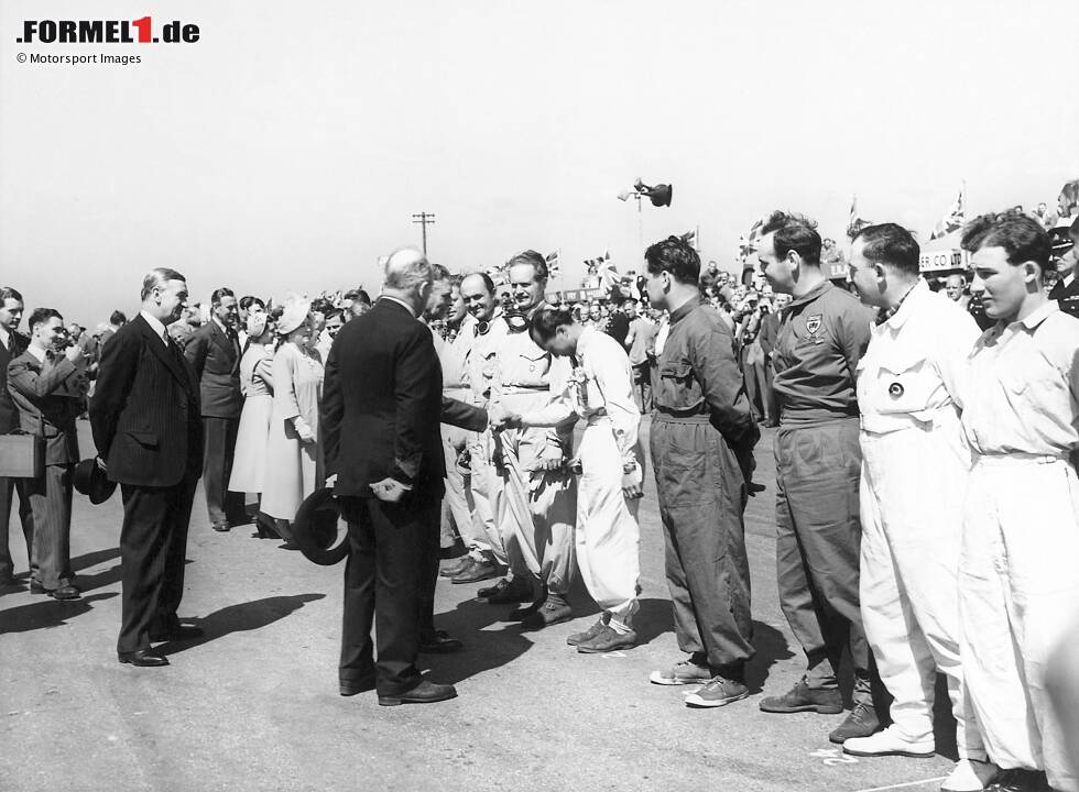 Foto zur News: König George VI. lässt es sich nicht nehmen, die Teilnehmer des ersten WM-Laufs der Formel-1-Geschichte persönlich zu begrüßen. Der Grand Prix findet an einem Samstag statt - um die königliche Sonntagsruhe nicht zu stören! Es gewinnt Giuseppe Farina auf Alfa Romeo, der spätere Weltmeister.