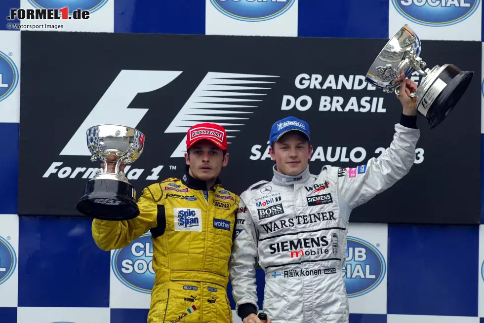 Ein turbulentes Regenrennen sieht Kimi Räikkönen im McLaren als Sieger - zunächst, denn das Ergebnis wird später korrigiert: Giancarlo Fisichella war zum Abbruch vorne und erhält den Sieg zugesprochen, im 200. Rennen seines Teams Jordan. Die Pokalübergabe an "Fisico" erfolgt zwei Wochen danach in Imola. Foto zur News: Ein turbulentes Regenrennen sieht Kimi Räikkönen im McLaren als Sieger - zunächst, denn das Ergebnis wird später korrigiert: Giancarlo Fisichella war zum Abbruch vorne und erhält den Sieg zugesprochen, im 200. Rennen seines Teams Jordan. Die Pokalübergabe an "Fisico" erfolgt zwei Wochen danach in Imola.